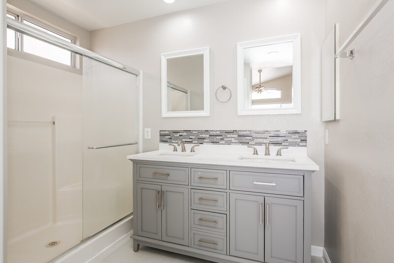 1,960/Mo, 6040 Hidden Rock Dr North Las Vegas, NV 89031 Main Bathroom View