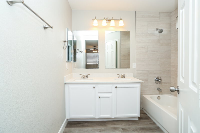 2,225/Mo, 8013 Indian Blanket St Las Vegas, NV 89143 Main Bathroom View