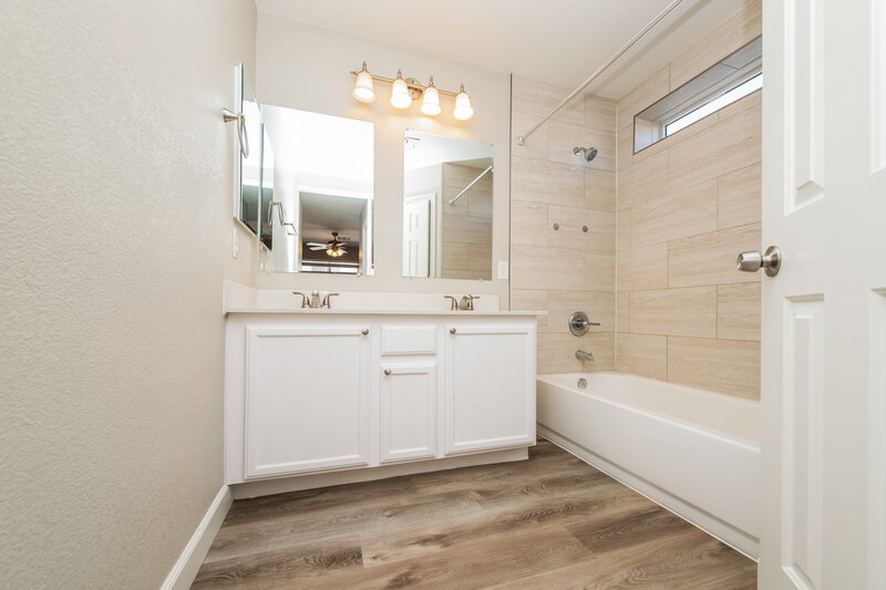2,035/Mo, 8013 Indian Blanket St Las Vegas, NV 89143 Main Bathroom View