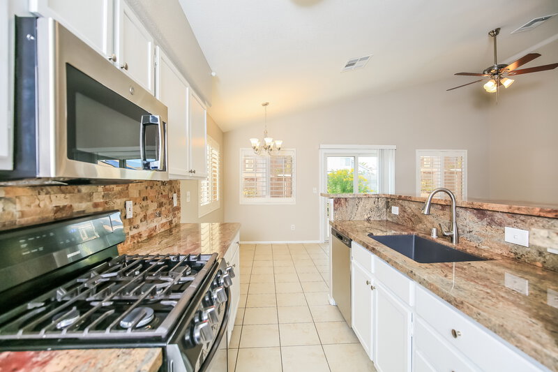 2,190/Mo, 7421 Tamarind Ave Las Vegas, NV 89147 Kitchen View 2