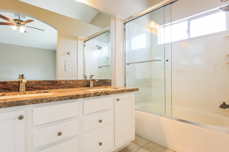 2,190/Mo, 7421 Tamarind Ave Las Vegas, NV 89147 Main Bathroom View