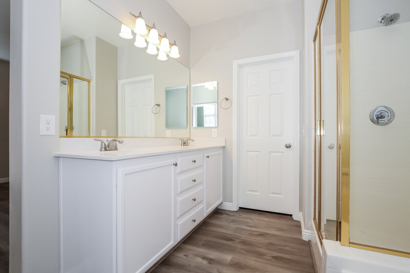 2,010/Mo, 4404 Altamira Cave Drive North Las Vegas, NV 89031 Main Bathroom View