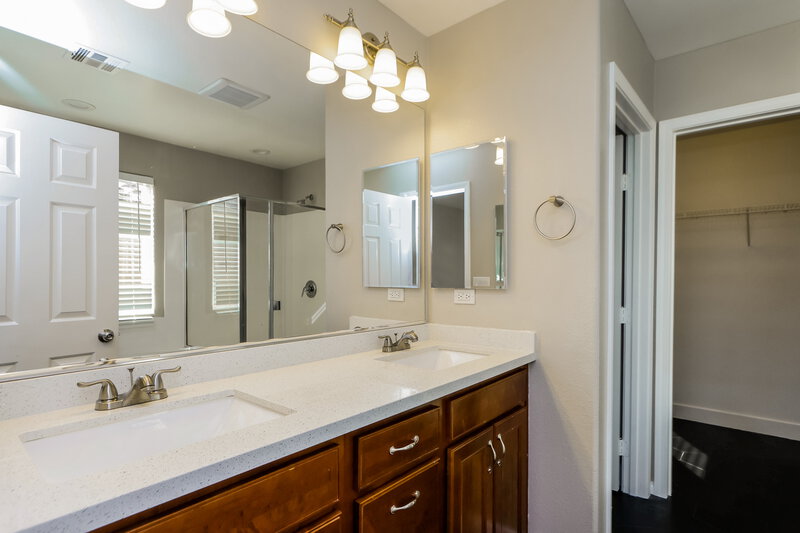 2,140/Mo, 7481 Paces Mill Ct Las Vegas, NV 89113 Main Bathroom View