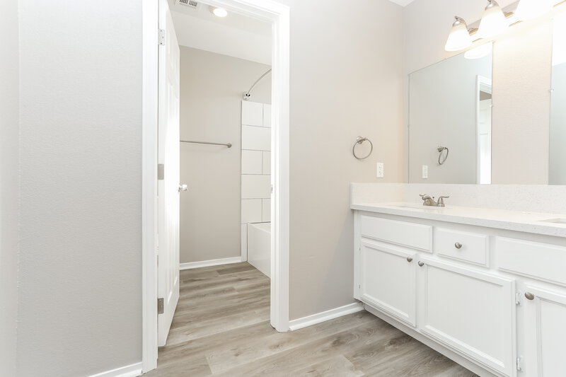 2,130/Mo, 6221 Tupac Ln Las Vegas, NV 89130 Main Bathroom View