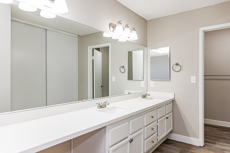 2,140/Mo, 7760 Muirfield Dr Las Vegas, NV 89147 Main Bathroom View