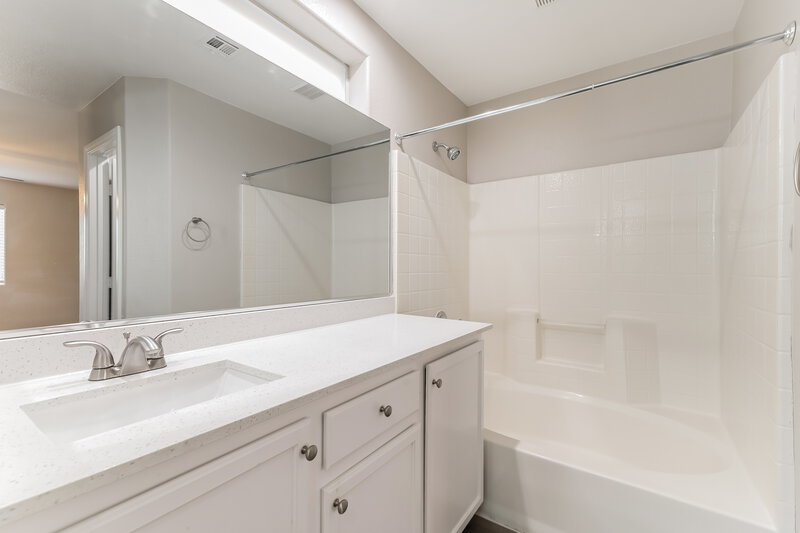 2,160/Mo, 10355 Missouri Meadows St Las Vegas, NV 89183 Main Bathroom View