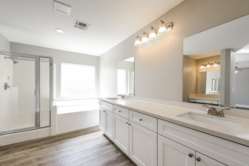 2,240/Mo, 187 Pocono Manor Ct Las Vegas, NV 89148 Main Bathroom View