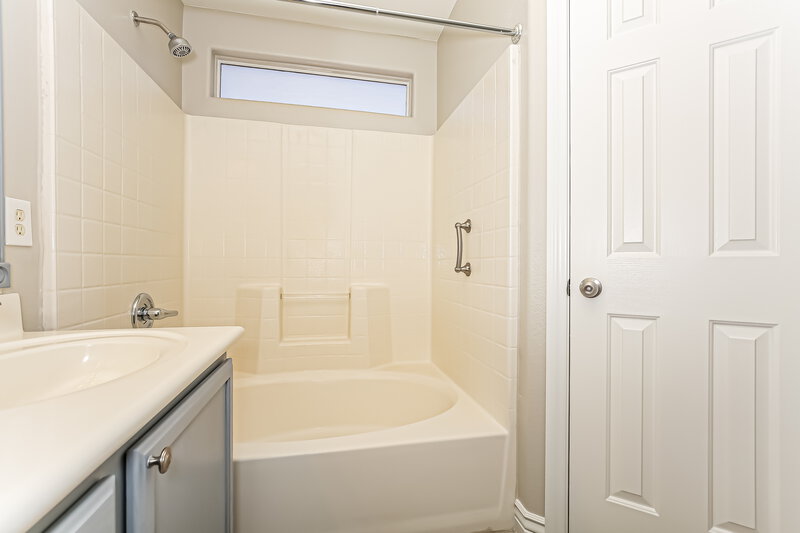 2,150/Mo, 8736 Water Bucket Ave Las Vegas, NV 89143 Main Bathroom View