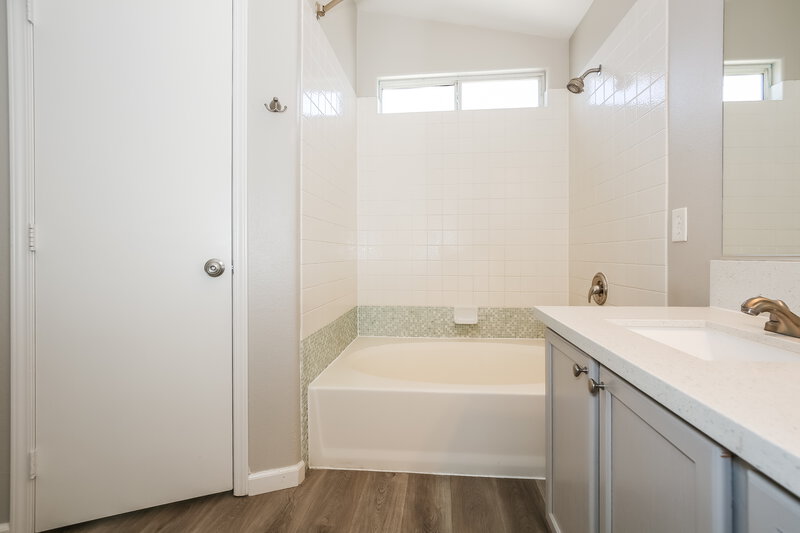 2,000/Mo, 5325 Cholla Blossom Ct North Las Vegas, NV 89031 Main Bathroom View