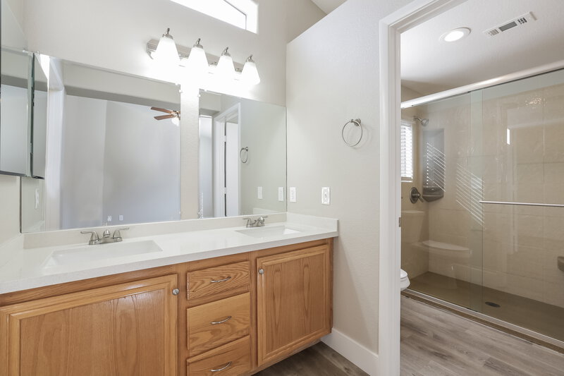 1,980/Mo, 805 Rio Poco Ct Henderson, NV 89015 Main Bathroom View