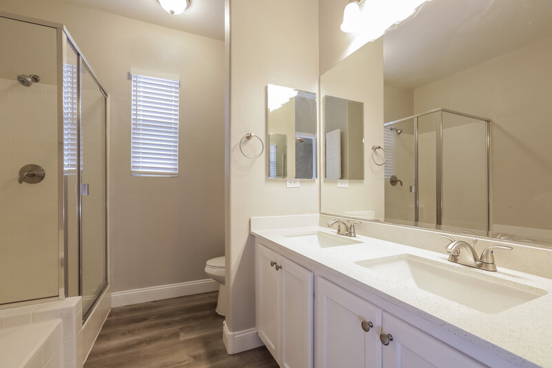 2,195/Mo, 5367 Flowing Spring St Las Vegas, NV 89122 Main Bathroom View