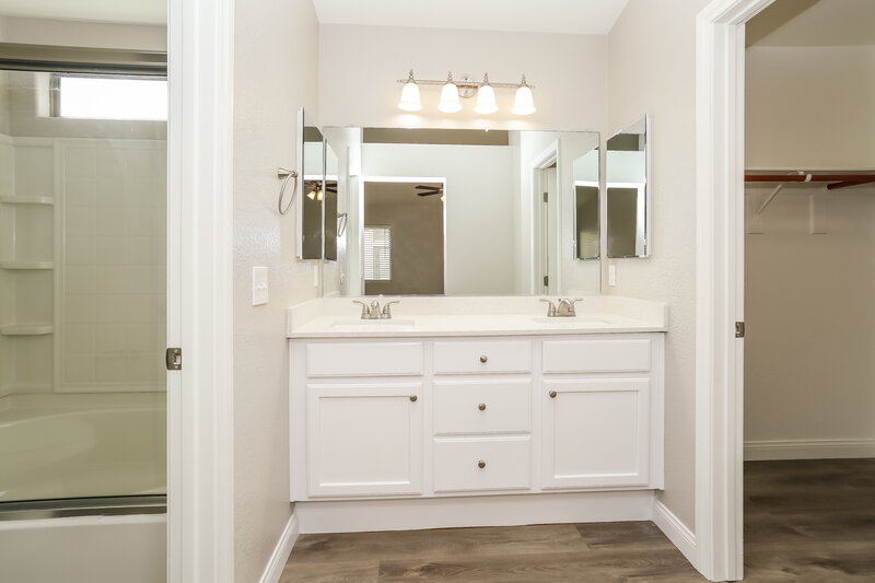 2,175/Mo, 6425 Raven Hall St North Las Vegas, NV 89084 Main Bathroom View