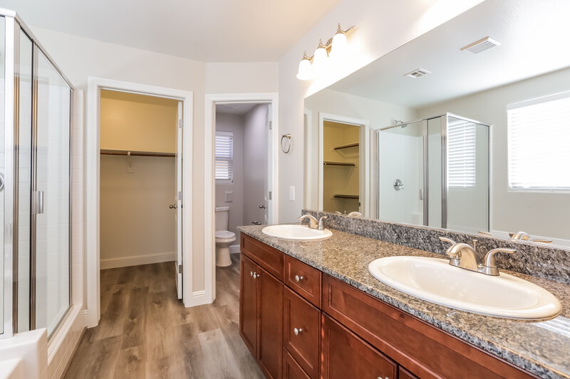 2,075/Mo, 10115 Mayflower Bay Ave Las Vegas, NV 89166 Main Bathroom View