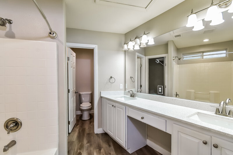 2,050/Mo, 6644 Weeping Pine Las Vegas, NV 89149 Main Bathroom View