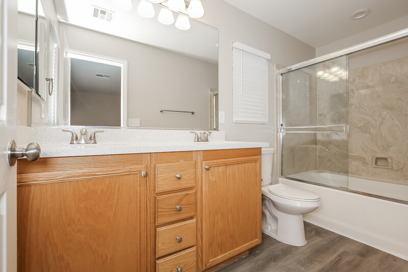 2,200/Mo, 124 Icy River Ave North Las Vegas, NV 89031 Main Bathroom View