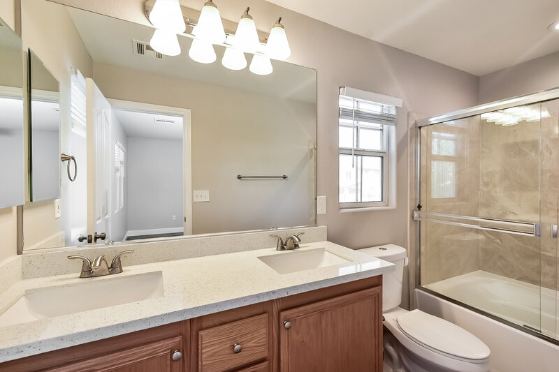 2,065/Mo, 124 Icy River Ave North Las Vegas, NV 89031 Main Bathroom View