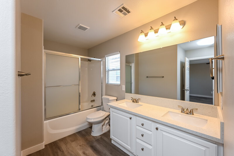 1,990/Mo, 7424 Scottish Castle Ave Las Vegas, NV 89113 Main Bathroom View