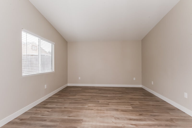 1,855/Mo, 5225 Panguitch Dr Las Vegas, NV 89122 Main Bedroom View 2