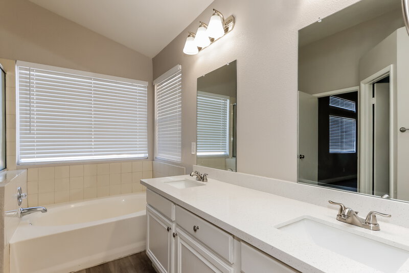 1,980/Mo, 1520 Santa Rosalia Dr North Las Vegas, NV 89031 Main Bathroom View