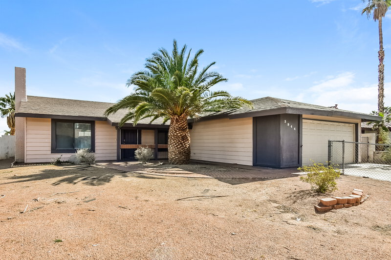 0/Mo, 3944 Grapefruit Cir Las Vegas, NV 89103 Front View