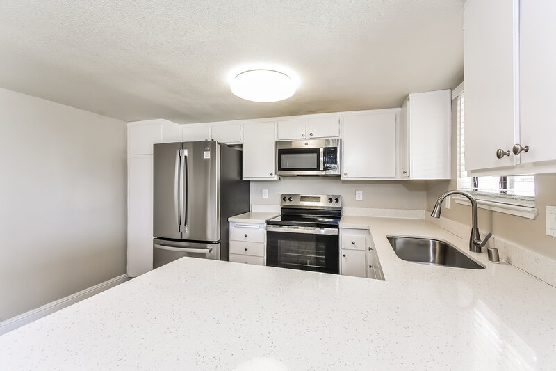 0/Mo, 3944 Grapefruit Cir Las Vegas, NV 89103 Kitchen View