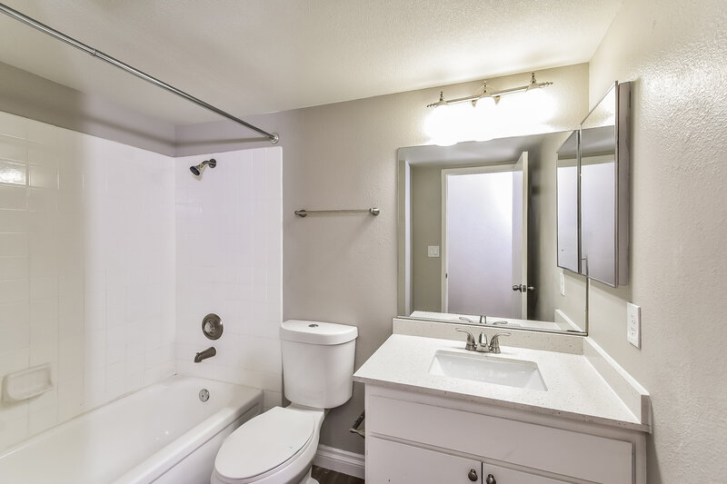 0/Mo, 3944 Grapefruit Cir Las Vegas, NV 89103 Main Bathroom View