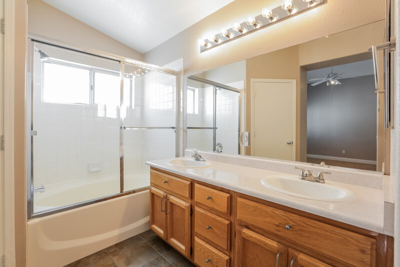 1,940/Mo, 9099 Lava Bluff Ct Las Vegas, NV 89123 Main Bathroom View