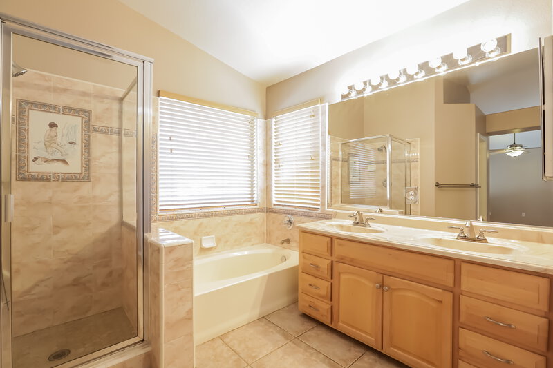2,520/Mo, 55 Tanglewood Dr Henderson, NV 89012 Primary Bathroom View
