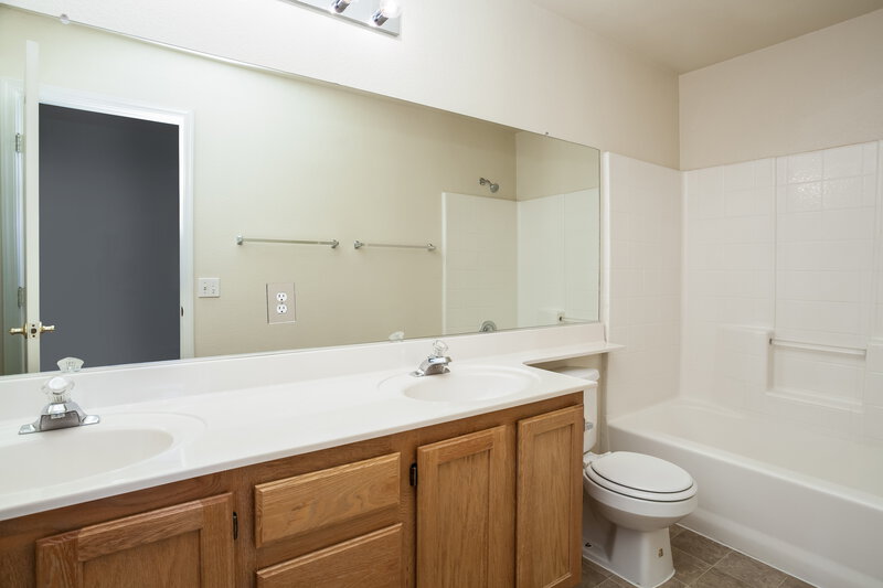 2,560/Mo, 2413 Bloomington Dr Las Vegas, NV 89134 Bathroom View