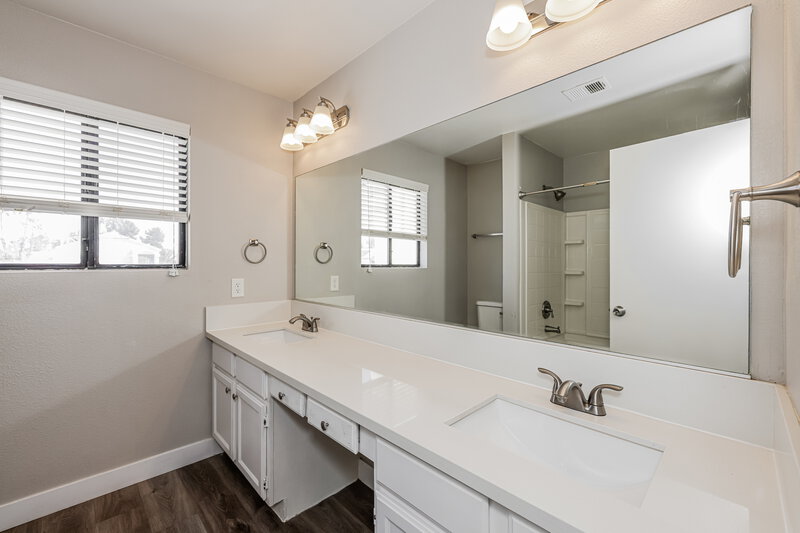 2,260/Mo, 2010 Waverly Cir Henderson, NV 89014 Main Bathroom View
