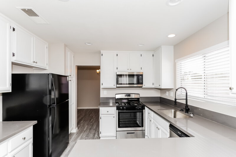 2,295/Mo, 2551 Wolverton Ave Henderson, NV 89074 Kitchen View 2