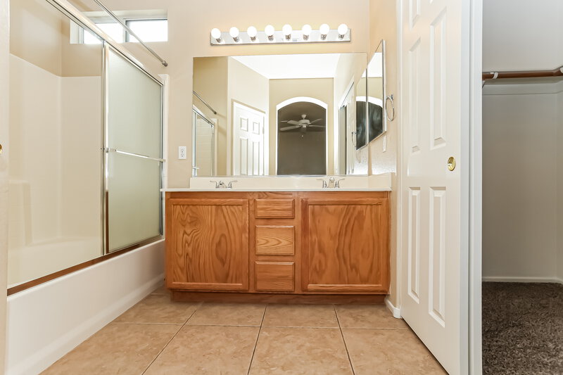 1,900/Mo, 6013 Deep Blue St North Las Vegas, NV 89031 Main Bathroom View