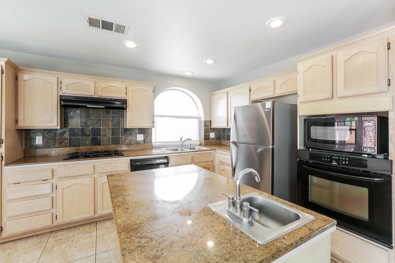 2,605/Mo, 2317 Homeland St Las Vegas, NV 89128 Kitchen View