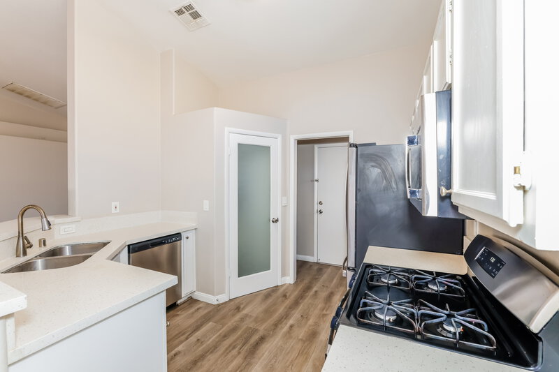 2,060/Mo, 1604 Watercreek Dr North Las Vegas, NV 89032 Kitchen View
