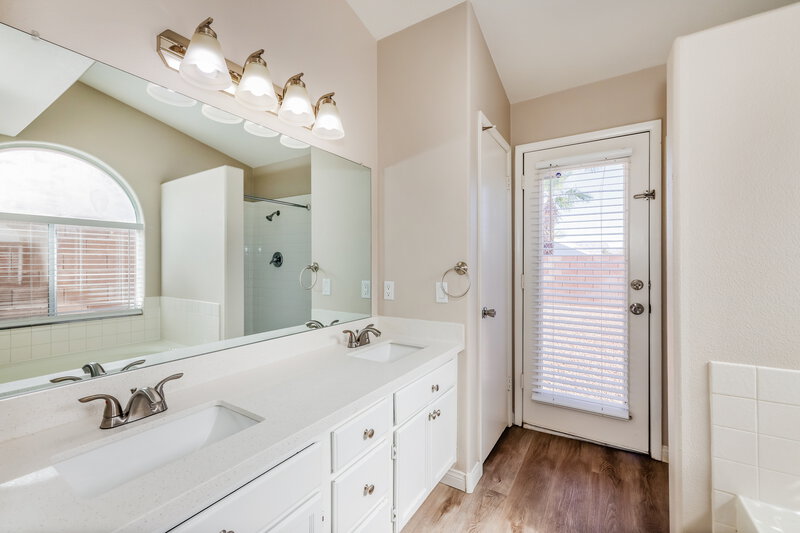 2,060/Mo, 1604 Watercreek Dr North Las Vegas, NV 89032 Main Bathroom View