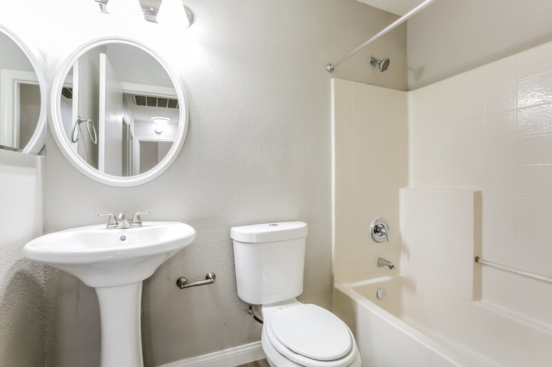 1,930/Mo, 5269 Mineral Lake Dr Las Vegas, NV 89122 Main Bathroom View