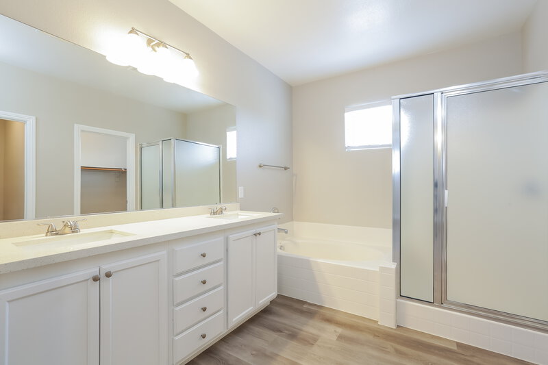 1,890/Mo, 3525 Tesoro Del Valle Ct North Las Vegas, NV 89081 Main Bathroom View