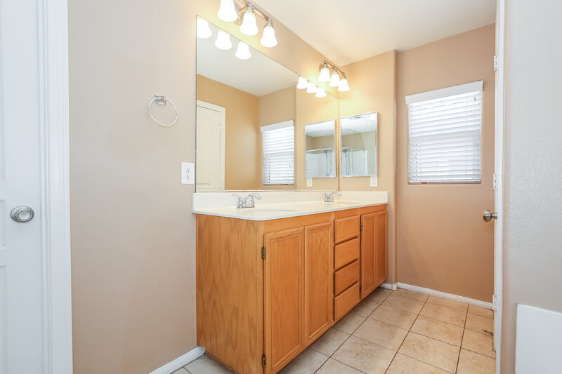 2,575/Mo, 6652 Evening Grosbeak Pl North Las Vegas, NV 89084 Main Bathroom View 2