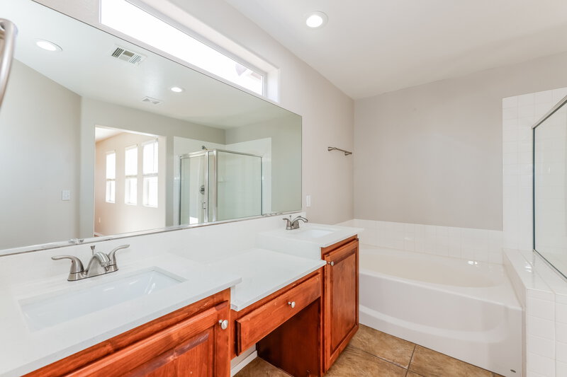 2,185/Mo, 5714 Old Colony Dr Las Vegas, NV 89139 Main Bathroom View
