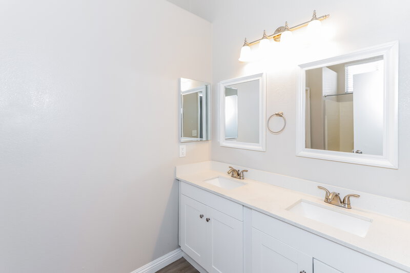 1,990/Mo, 4037 W Delhi Ave North Las Vegas, NV 89032 Main Bathroom View