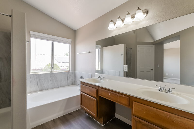 0/Mo, 2205 Farmouth Cir North Las Vegas, NV 89032 Main Bathroom View