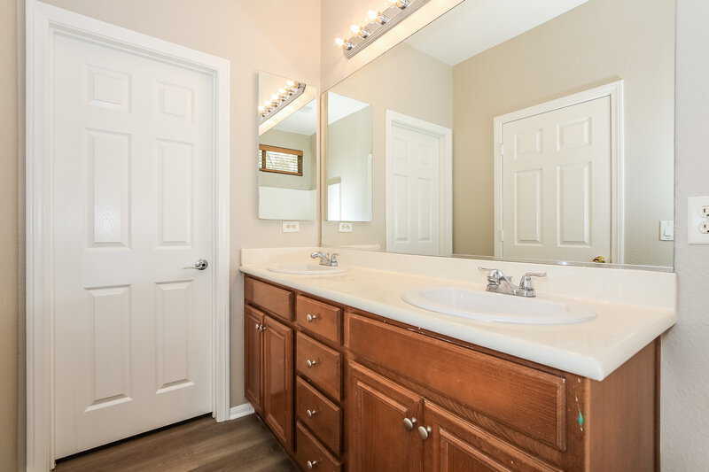 1,945/Mo, 4344 Desert Home Ave North Las Vegas, NV 89085 Main Bathroom View