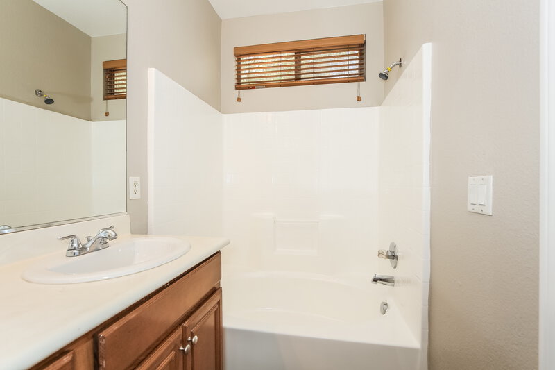 1,945/Mo, 4344 Desert Home Ave North Las Vegas, NV 89085 Main Bathroom View 2