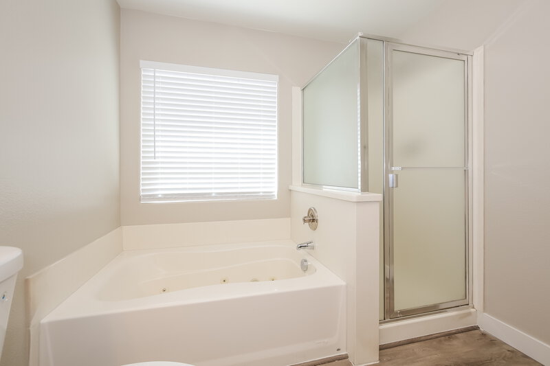 2,035/Mo, 213 Snow Dome Ave North Las Vegas, NV 89031 Main Bathroom View 2