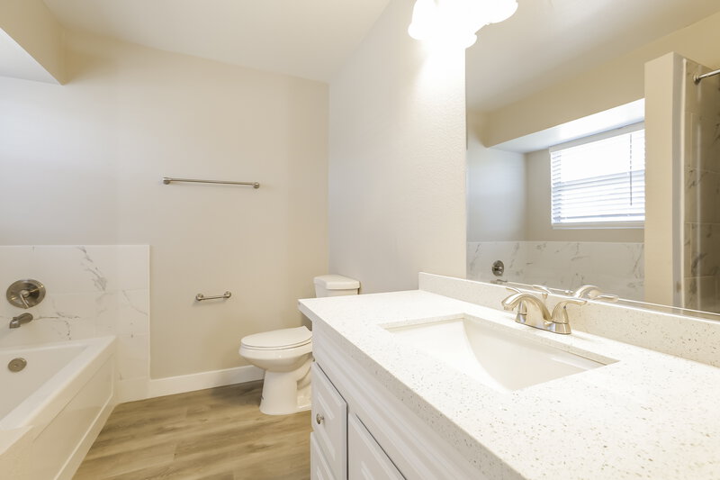 2,060/Mo, 5600 Shuttle Ct Las Vegas, NV 89103 Main Bathroom View