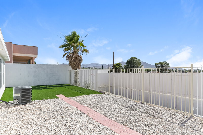 2,470/Mo, 801 Zinnia Cir Henderson, NV 89015 Backyard View