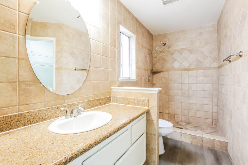 1,875/Mo, 4361 Faberge Ave Las Vegas, NV 89115 Main Bathroom View