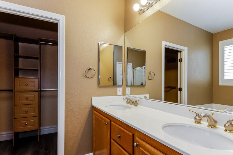 2,830/Mo, 100 Cricklewood Ave Henderson, NV 89002 Main Bathroom View