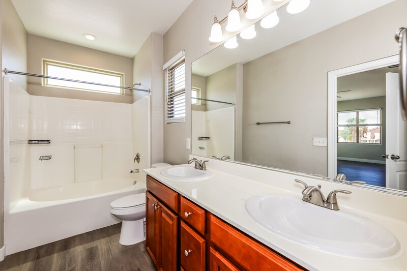 1,860/Mo, 5428 Funks Grove Ln Las Vegas, NV 89122 Main Bathroom View