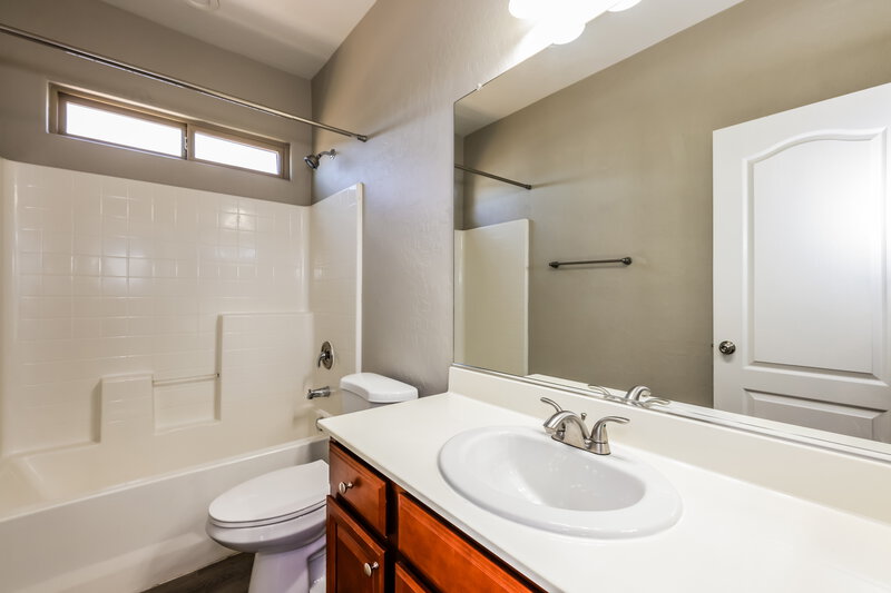 1,860/Mo, 5428 Funks Grove Ln Las Vegas, NV 89122 Bathroom View 2